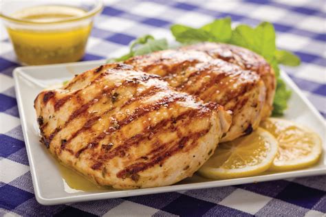 Una pechuga de pollo con piel y huesos pesa unas cuantas onzas más entre 11 y 16 libras. La pechuga de pollo se encoge y se vuelve más liviana después de la cocción. La pechuga de pollo se encuentra entre las fuentes de proteínas más buscadas. Es fácil de localizar, así como cocinar.